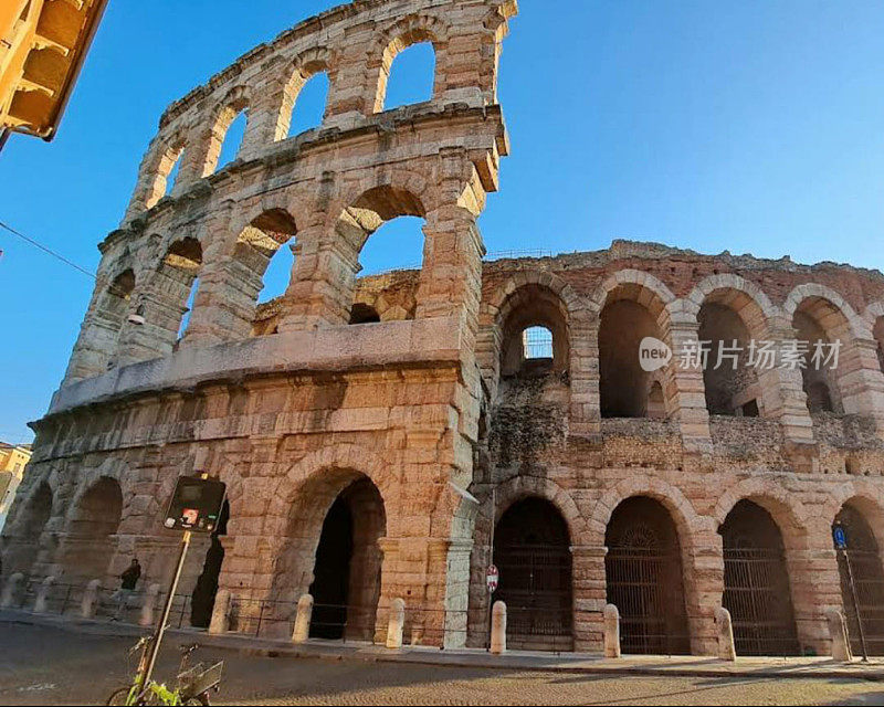 维罗纳竞技场(意大利语:Arena di Verona)是位于意大利维罗纳布拉广场(Piazza Bra)的罗马圆形剧场